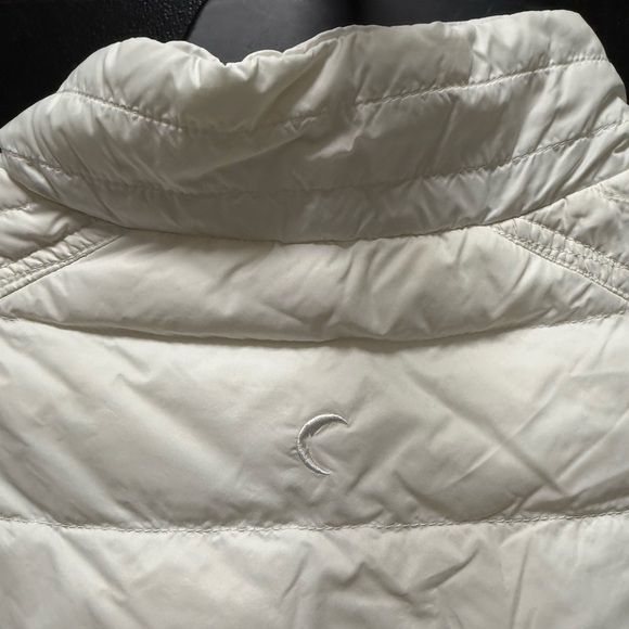 Zyia Women's White Puffer Alpine Vest - Picture 4 of 4